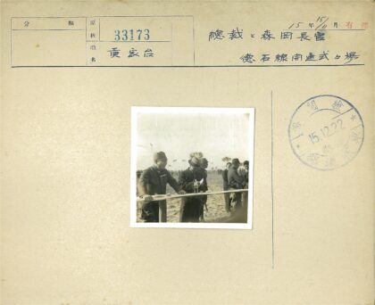 制服人员沙地栏杆交谈.jpg