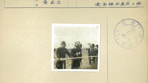 制服人员沙地栏杆交谈.jpg