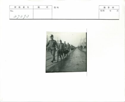制服人员牵狗巡逻道路.jpg