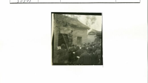 制服人员瓦顶建筑朗读活动.jpg