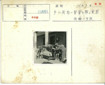 制服人员称重行李历史场景.jpg