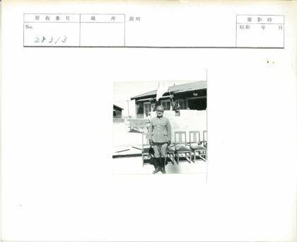 制服人员站在建筑前椅子旁.jpg