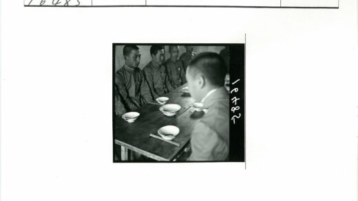 制服人员聚餐空碗筷桌.jpg