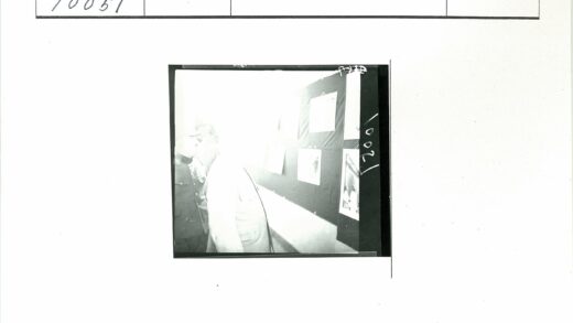 制服人员观看历史照片.jpg