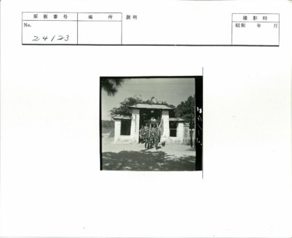 制服人员走出石建筑.jpg