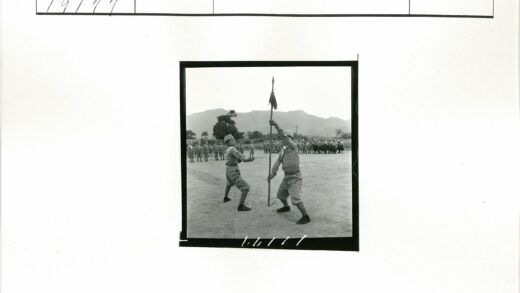 制服人员长矛表演山林背景.jpg