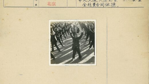 制服人员集体举手宣誓.jpg