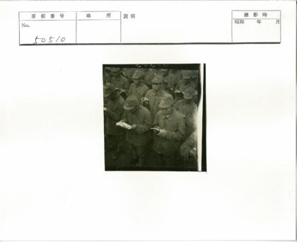 制服人员集体阅读老照片.jpg