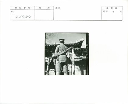 制服人物持剑立于华丽建筑前.jpg