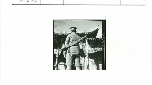 制服人物持剑立于华丽建筑前.jpg
