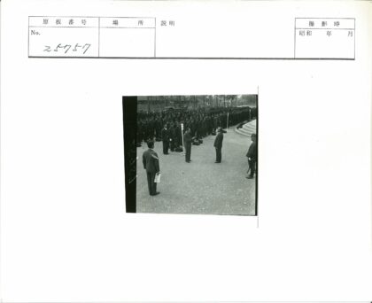 制服人群与西装领导户外交流.jpg