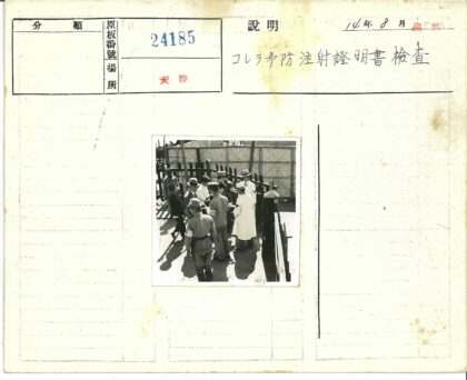 制服人群围栏旁合影.jpg