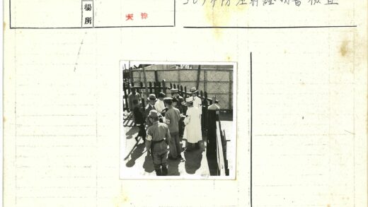 制服人群围栏旁合影.jpg
