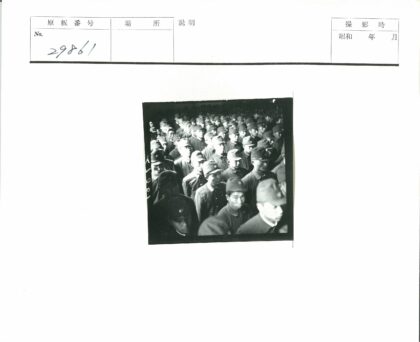 制服人群室内合影.jpg