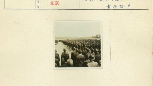 制服人群集体合影建筑物背景.jpg