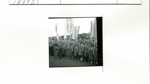 制服团体持横幅棍棒集会.jpg
