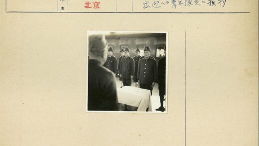 制服团队室内合影.jpg