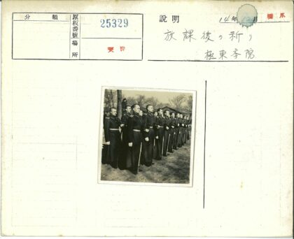 制服团队户外合影.jpg