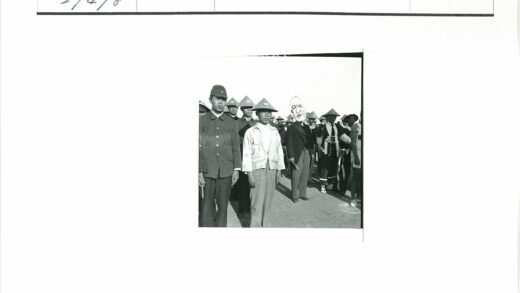 制服团队户外合影.jpg
