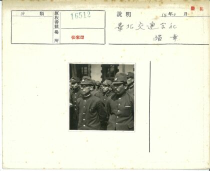 制服团队户外建筑背景合影.jpg