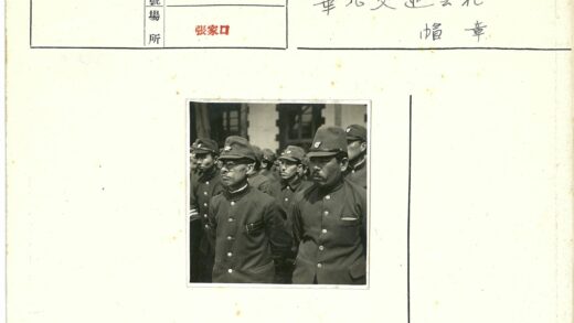 制服团队户外建筑背景合影.jpg