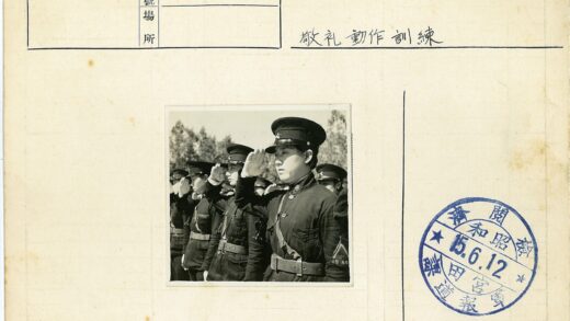 制服团队户外敬礼合影.jpg