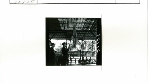 制服团队树下举旗合影.jpg
