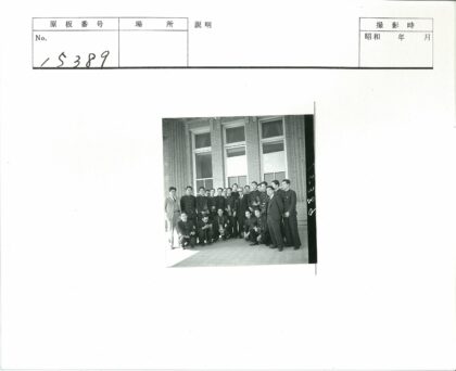 制服团队砖房前合影.jpg