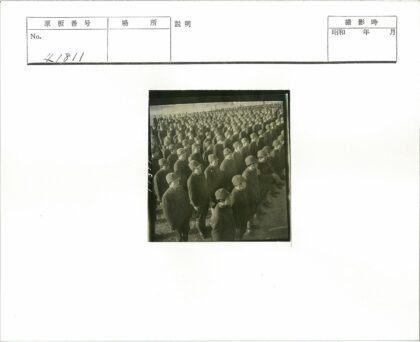 制服团队草地合影.jpg
