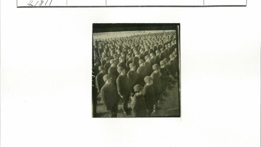 制服团队草地合影.jpg