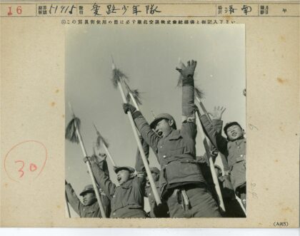 制服士兵高举长矛列队.jpg