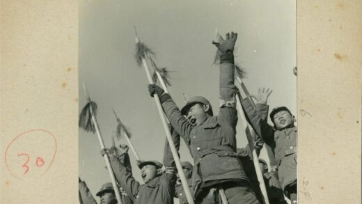 制服士兵高举长矛列队.jpg