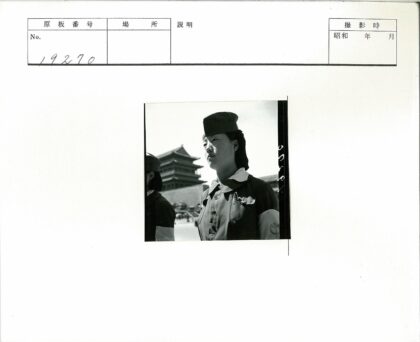 制服女士与传统建筑前留影.jpg