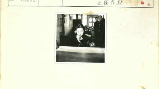 制服女士与门口男子通话.jpg