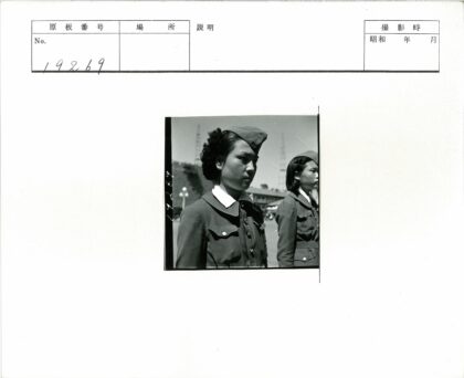 制服女子城市建筑背景合影.jpg