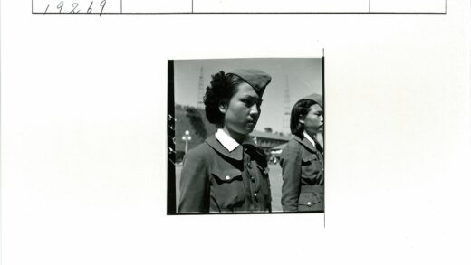 制服女子城市建筑背景合影.jpg