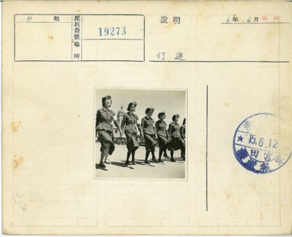制服妇女与宏伟建筑历史影像.jpg