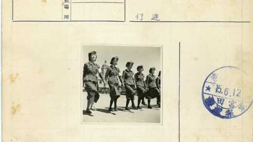 制服妇女与宏伟建筑历史影像.jpg