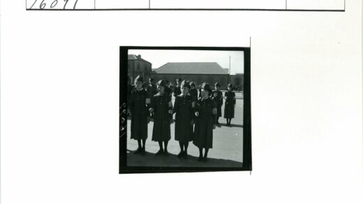 制服妇女在建筑前合影.jpg