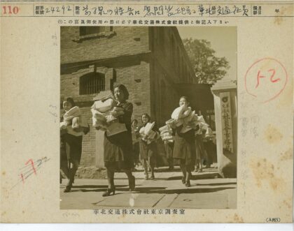 制服妇女携文件行走街景.jpg