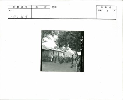 制服学生举旗校园游行.jpg