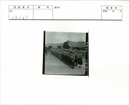 制服学生山区列队合影.jpg