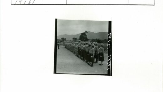 制服学生山区列队合影.jpg