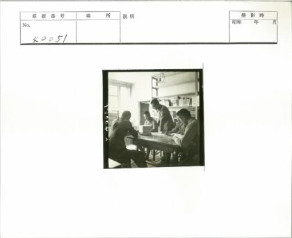 制服学者围桌读书讨论.jpg