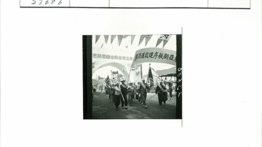 制服游行横幅山脉拱门建筑.jpg
