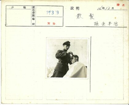 制服理发师为白布顾客剪发.jpg