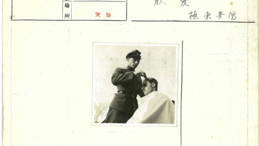 制服理发师为白布顾客剪发.jpg