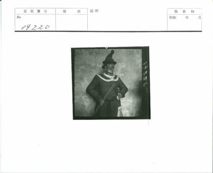 制服男人雕像尖顶帽持棍.jpg