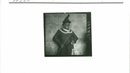 制服男人雕像尖顶帽持棍.jpg