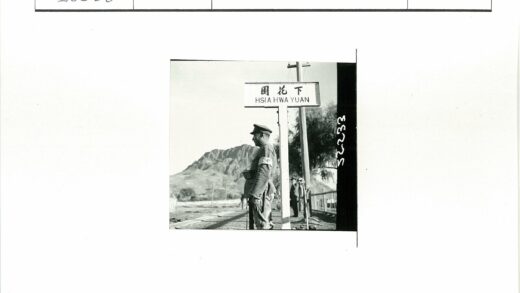 制服男子与hsiahwayuan牌合影.jpg